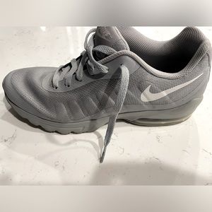 Nike men’s shoe. Barely worn. Used but good condition.